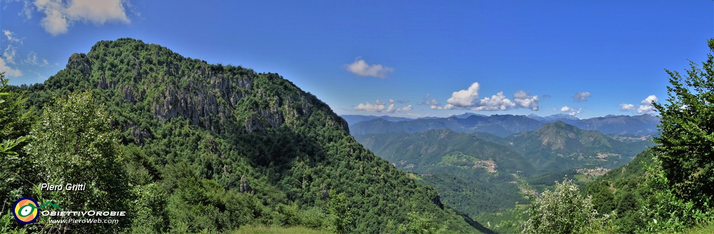 57 Bella vista sul versante nord piuttosto roccioso del Monte Suchello.jpg